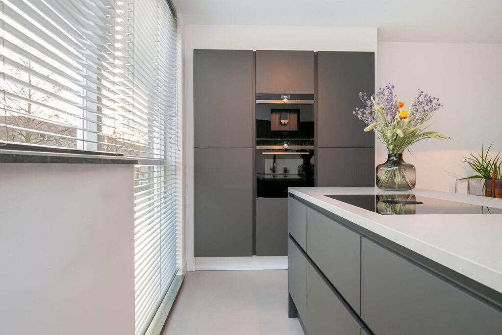 06_Vink_Keuken_Eiland_Grijs_Gerven-1600×1067